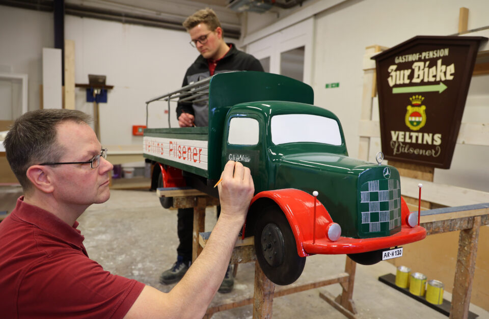 Holzmodell des Mercedes-Benz im Maßstab 1:5 erinnert an den Nachkriegsfuhrpark bei Veltins