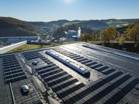 Veltins installiert erste Photovoltaik auf dem Dach der Sortieranlage